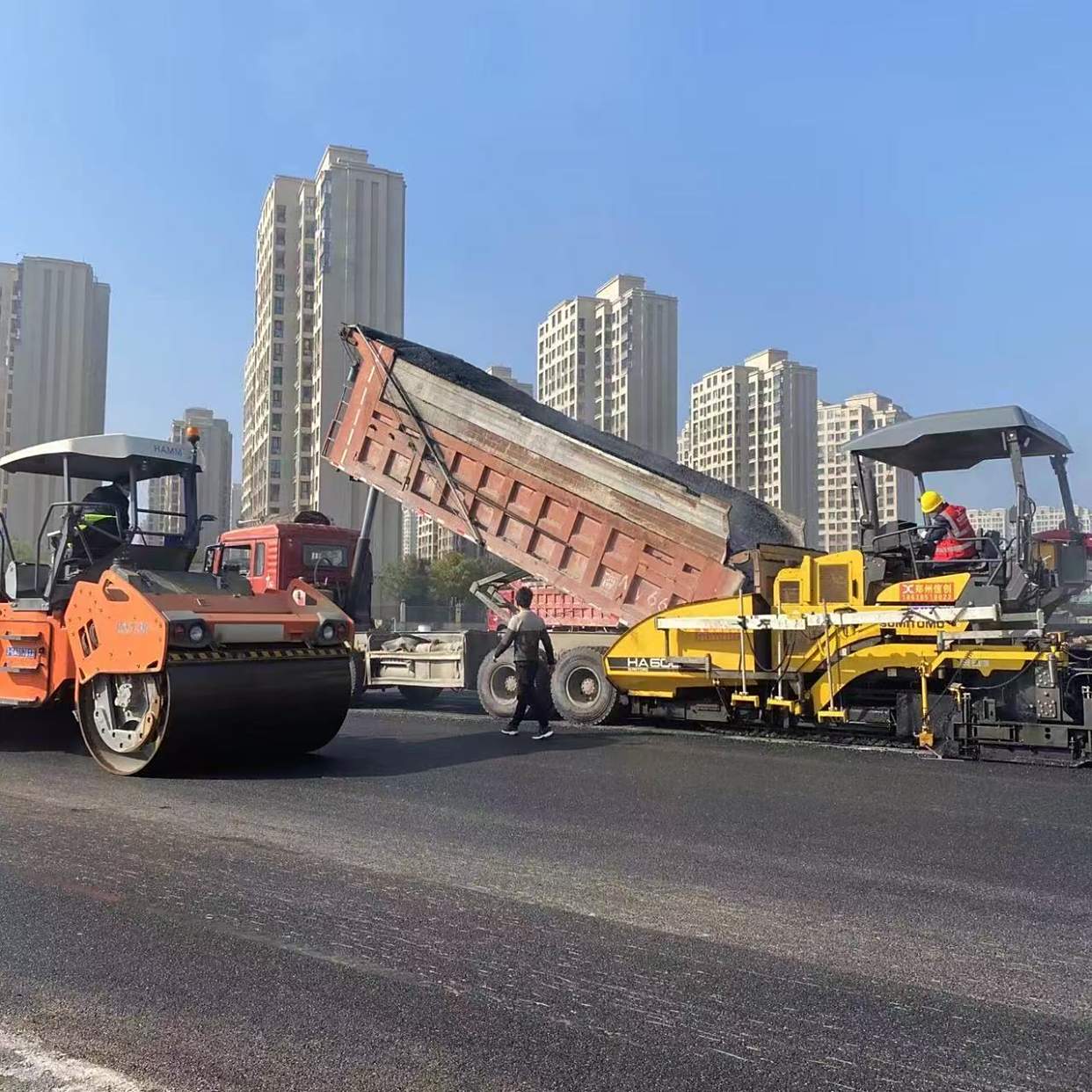 寒冬里的“暖心”坚守 郑州新乡沥青路面施工厂家的冬日攻坚